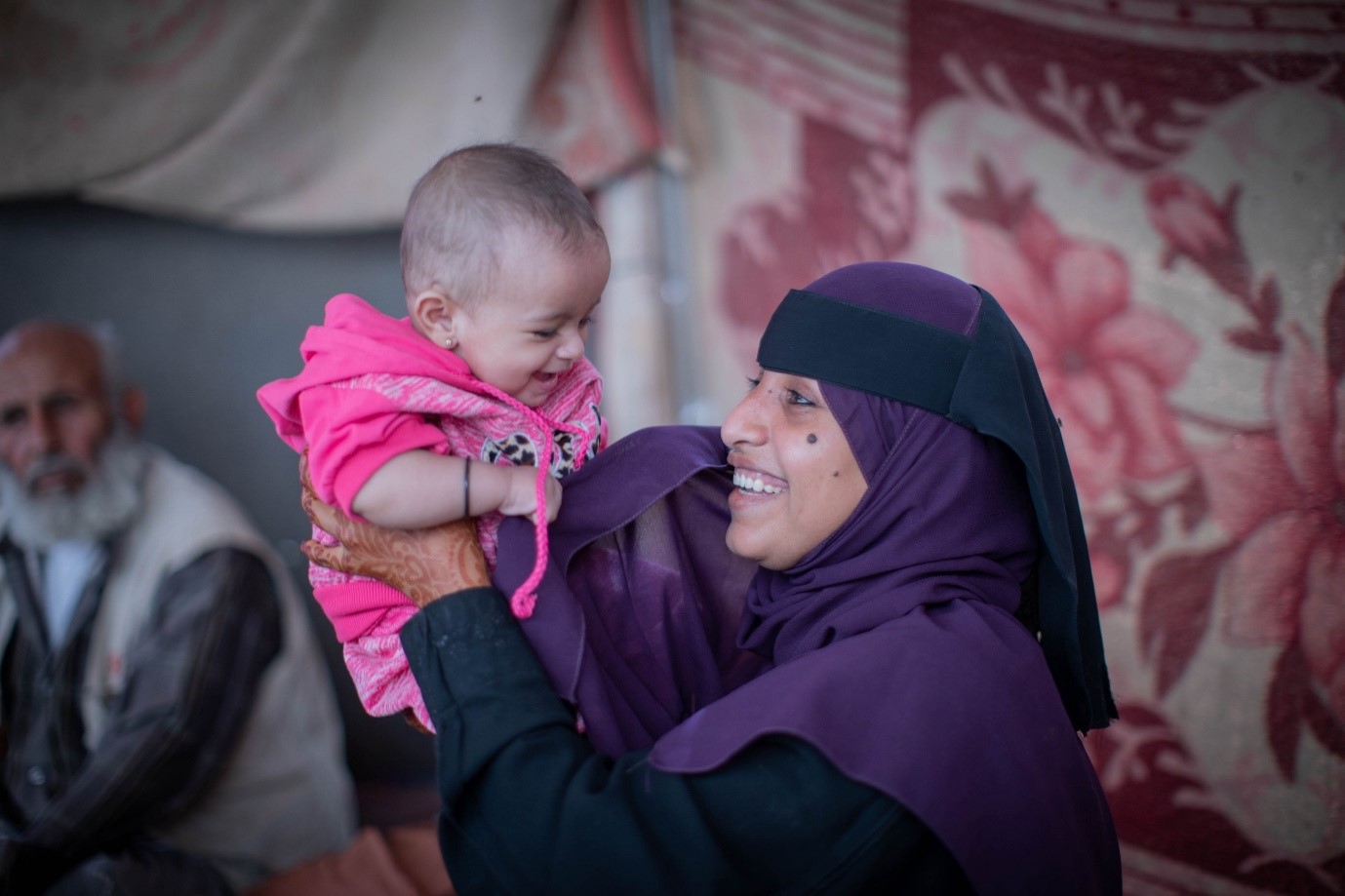 نوال وابنتها سلمى. نوال قابلة مدربة وتعيش الآن في مخيم للنازحين داخلياً في لحج حيث تواصل مساعدة النساء على الولادة. الصورة: برنامج الأغذية العالمي / محمد عوض