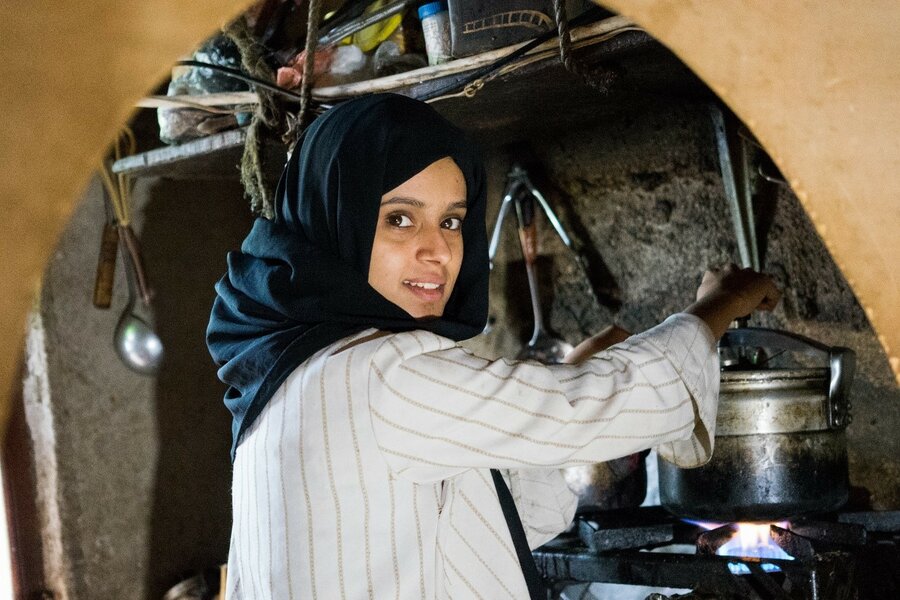 حنان من صنعاء في اليمن، تزوجت في عمر 18 سنة بعد أن أجبرها النزاع الدائر على ترك المدرسة. صورة: برنامج الأغذية العالمي/حياة الشريف