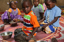 بيان صحفي مشترك: المملكة المتحدة تدعم المساعدة المبتكرة التي يقدمها برنامج الأغذية العالمي للنازحين في دارفور