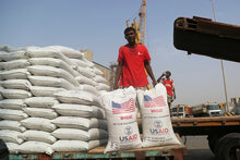 ناقلة معونة القمح الأمريكي المكونة من 21,800 طن تفرغ الشحنة الأخيرة في ميناء الحديدة في اليمن