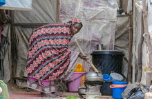 امرأة تعد وجبة لأسرتها. الصورة: برنامج الأغذية العالمي/أولواسون أولووامويوا 