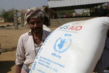 مساعدات غذائية من الولايات المتحدة تصل إلى اليمن لإنقاذ الملايين من الوقوع في براثن الجوع والفقر