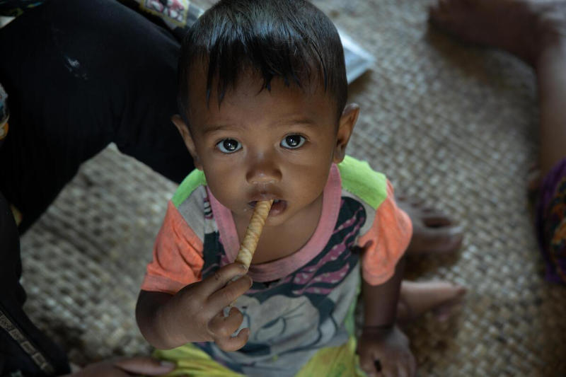 طفل يتناول طعامًا علاجيًا جاهزًا للأكل، سييم ريب، كمبوديا. الصورة: برنامج الأغذية العالمي / آريت / سيزار لوبيز