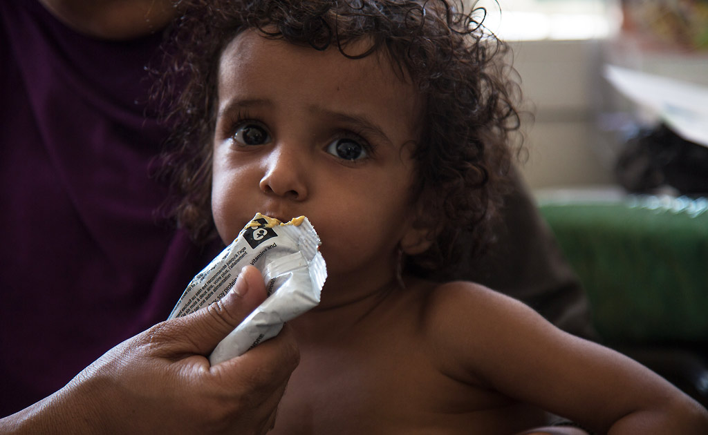 سيواصل البرنامج تقديم مساعداته الغذائية للأطفال والحوامل والمرضعات الذين يعانون من سوء التغذية طوال فترة التعليق. صورة: برنامج الأغذية العالمي