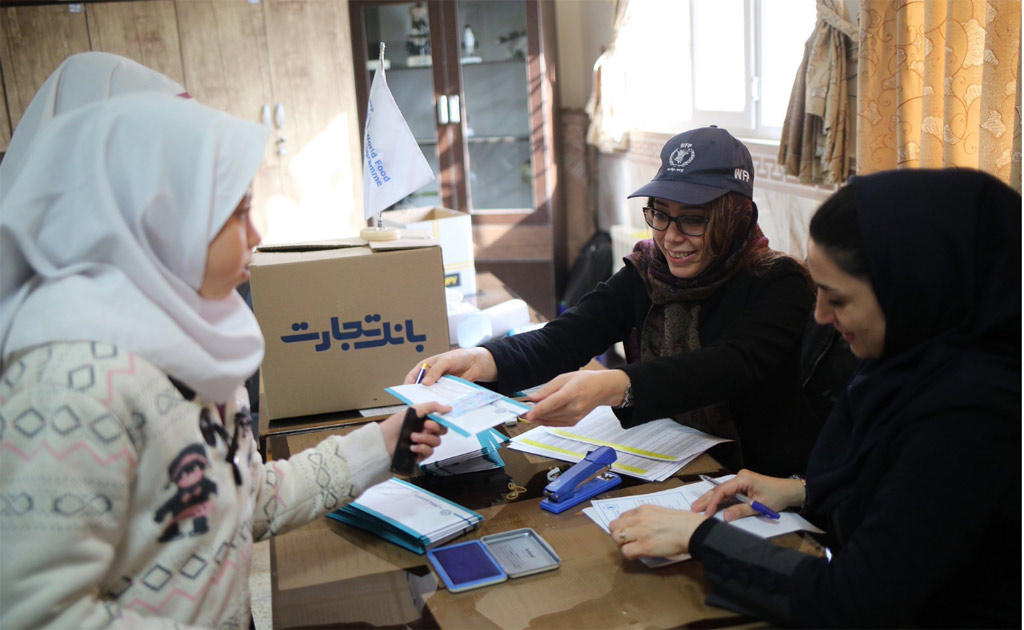 توزيع البطاقات الإلكترونية على اللاجئين في إيران.