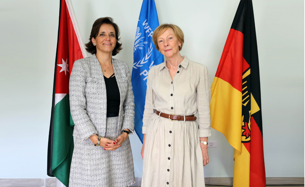 من اليمين:  بيرجيتا سيفكر-إبيرل، سفيرة ألمانيا الاتحادية لدى الأردن وسارة جوردون جيبسون، ممثلة البرنامج ومديرته القُطرية في الأردن