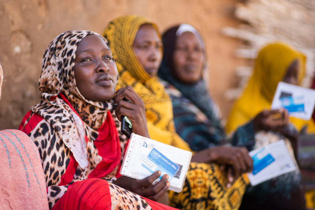 سودانيات معهن بطاقات المساعدات النقدية التي يقدمها لهن البرنامج. صورة:برنامج الأغذية العالمي