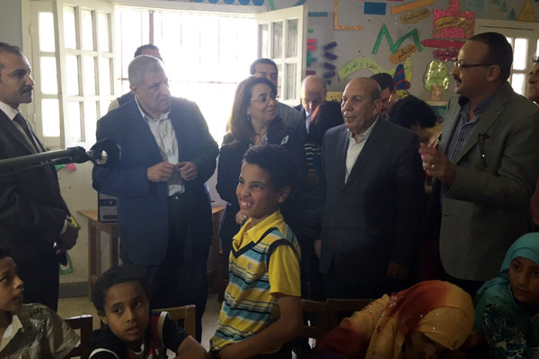 رئيس الوزراء المصري وتسعة وزراء يتفقدون مشروع برنامج الأغذية العالمي للتغذية المدرسية في أسيوط