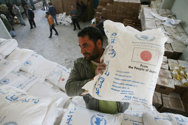 السفير الياباني لدى السلطة الفلسطينية يزور مشاريع برنامج الأغذية العالمي لتوفير المساعدات الغذائية في قطاع غزة