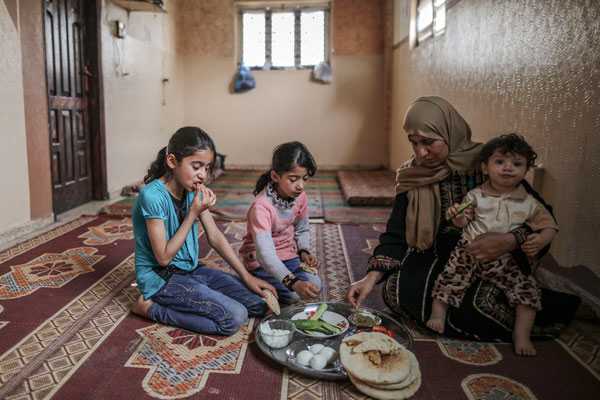 نقص التمويل يجبر برنامج الأغذية العالمي على تقليص مساعداته الغذائية في فلسطين رغم تزايد الاحتياجات