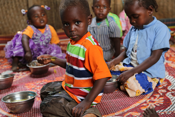 مساهمات المملكة المتحدة تدعم المساعدات الحيوية التي يقدمها برنامج الاغذية العالمي للمحتاجين في السودان