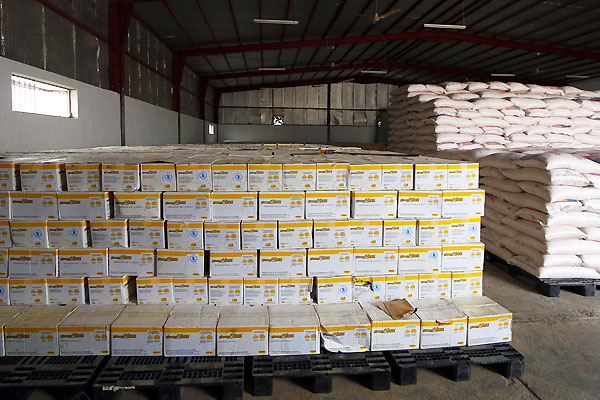 برنامج الأغذية العالمي يبدأ توزيع مساعدات غذائية في المناطق التي مزقتها الحرب في عدن