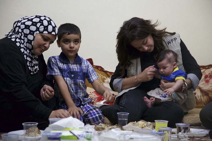 سفيرة برنامج الأغذية العالمي لمكافحة الجوع، هند صبري، في عمان، لتشارك في إفطار مع إحدى الأسر السورية اللاجئة، ضمن مبادرة #شارك_بوجبة
