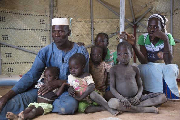 أسرة نازحة في بوركينا فاسو تعيش حالياً في مخيم في شمال واغادوغو. صورة: برنامج الأغذية العالمي/مروة عوض