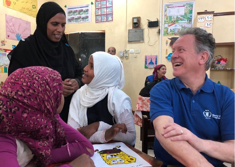 ديفيد بيزلي مع بعض الطالبات خلال زيارته إلى إحدى المدارس المجتمعية في محافظة الأقصر بمصر