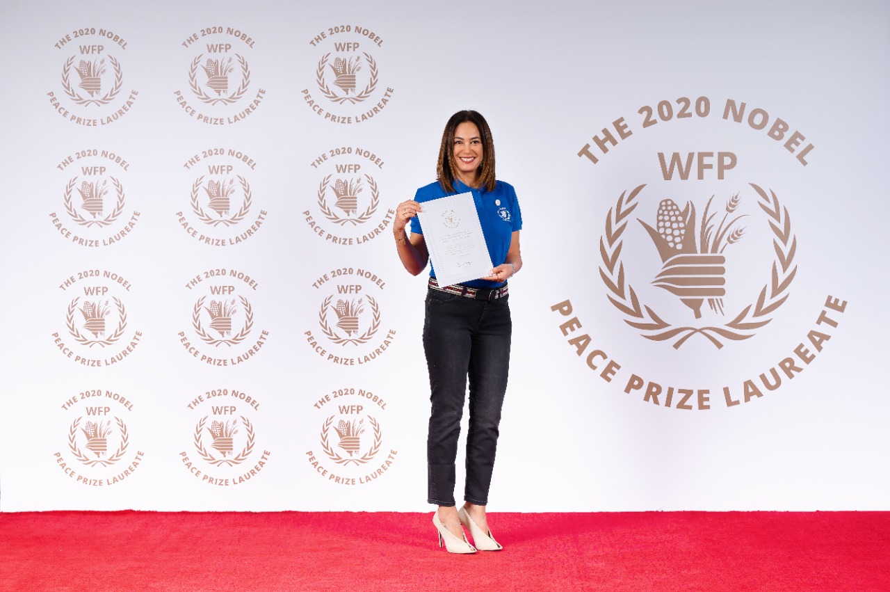 الفنانة هند صبري خلال تسلمها شهادة جائزة نوبل من برنامج الأغذية العالمي. صورة: ©برنامج الأغذية العالمي/رؤية/ عمرو عبد القادر