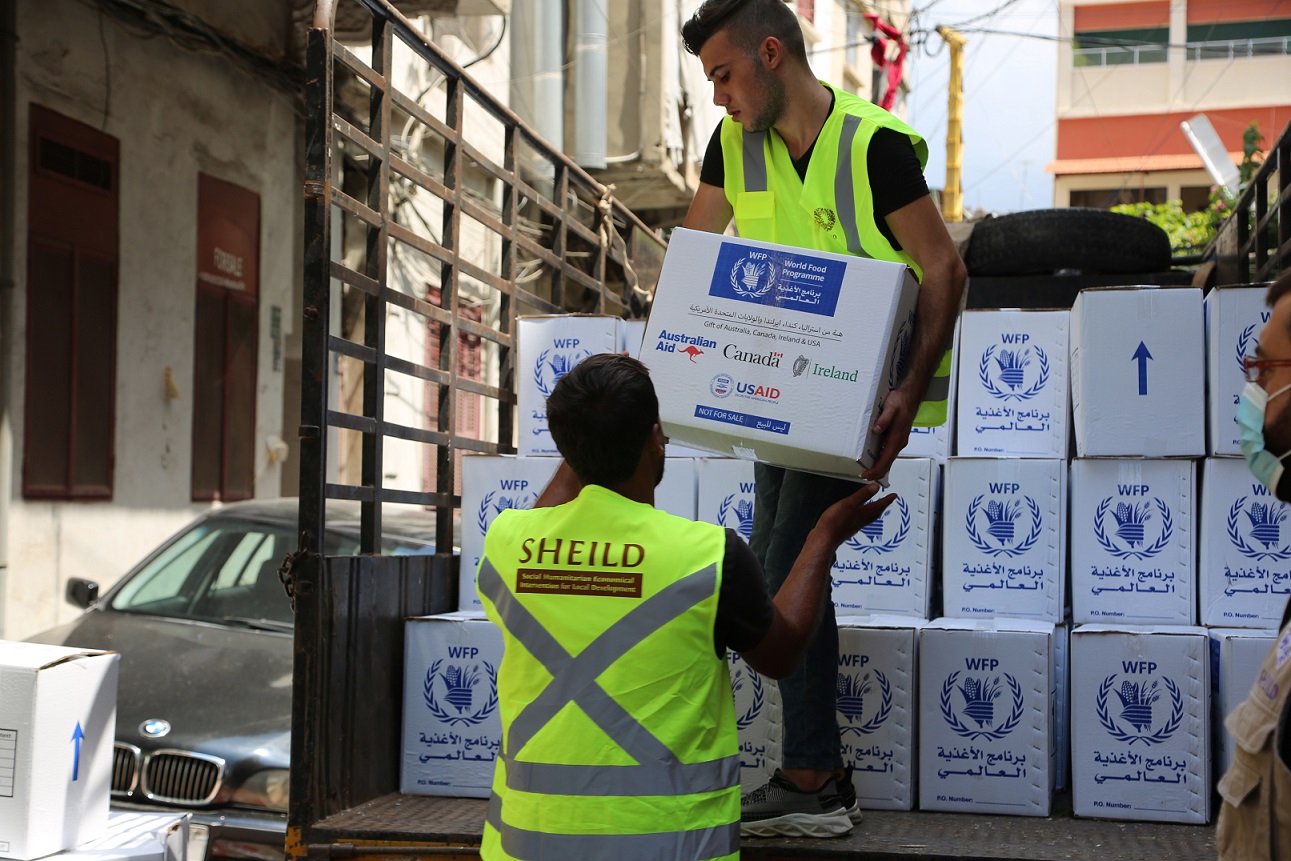 عمال يفرغون مساعدات غذائية مقدمة من برنامج الأغذية العالمي في مركز ببيروت ، لبنان. الصورة: برنامج الأغذية العالمي/زياد رزق الله