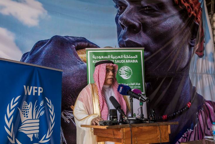 سعادة السفير على بن حسن جعفر، السفير السعودي لدى جنوب السودان خلال مراسم تسليم التمور.  صورة: برنامج الأغذية العالمي/جابريل فيفاكوا