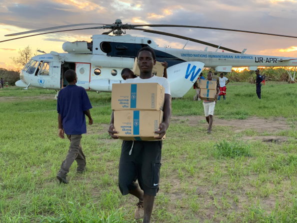 مروحيات تابعة للبرنامج أرسلت الغذاء إلى ضحايا الاعصار العالقين في منطقة سوفالا بموزمبيقز صورة: برنامج الأغذية العالمي/ديبورا ناجويان
