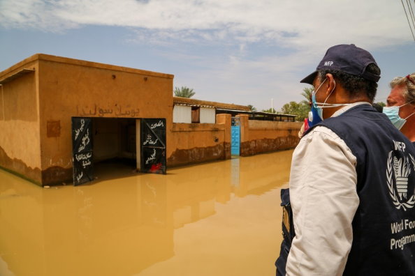 برنامج الأغذية العالمي يوزع المساعدات الغذائية في كالاكلا ، السودان. الصورة: برنامج الأغذية العالمي / نعيمة عبد المجيد. 