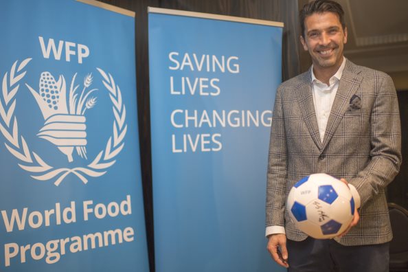جيانلويجي بوفون سفيراً للنوايا الحسنة لبرنامج الأغذية العالمي. صورة: برنامج الأغذية العالمي/رين سكاليرد