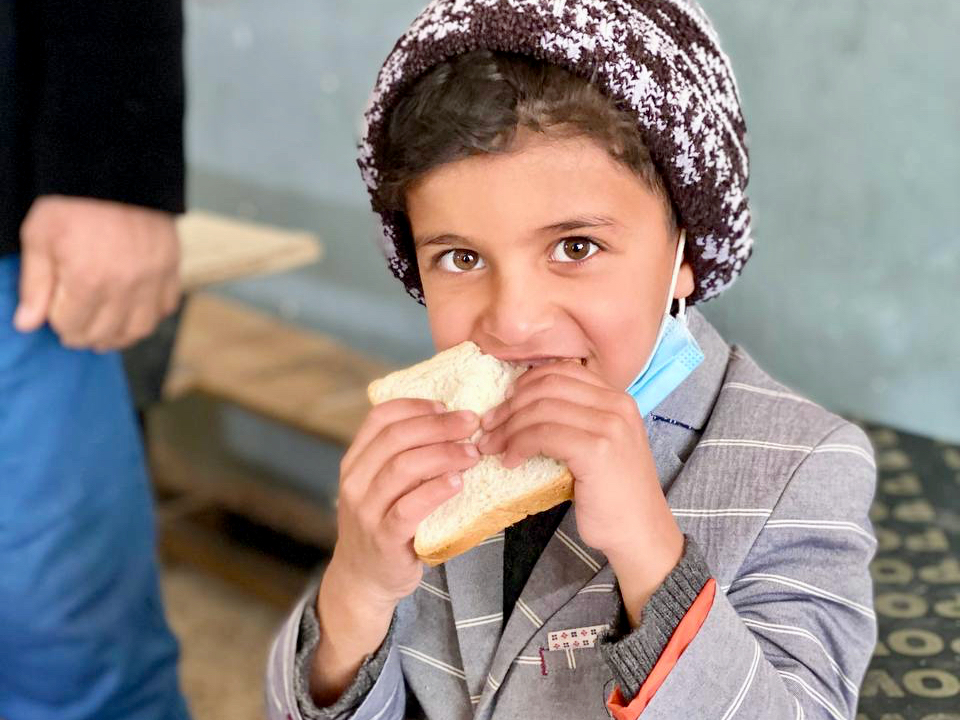 كان الأطفال في القادسية يتلقون وجبات مدرسية خلال العام الدراسي، قبل إغلاق المدارس بسبب جائحة كوفيد-19. صورة: برنامج الأغذية العالمي/حياد موسى