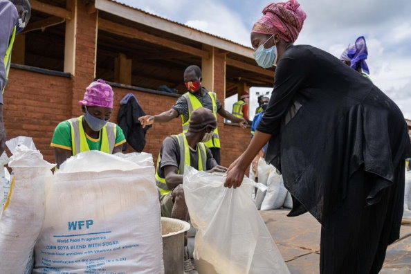 برنامج الأغذية العالمي يقدم تحويلات نقدية للاجئين في مخيم دزاليكا للاجئين في ملاوي لاستخدامها في شراء المواد الغذائية المفضلة في الأسواق المحلية. برنامج الأغذية العالمي/بدر بهاجي