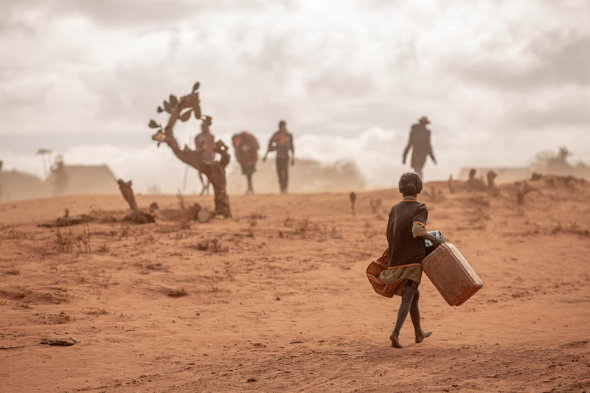 بعض الناس في جنوب مدغشقر يبحثون عن المياه. الصورة: برنامج الأغذية العالمي/تسيوري أندريانتسوارانا