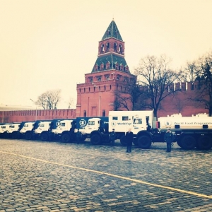 روسيا وبرنامج الأغذية العالمي يدشنان شراكة للقضاء على الجوع- تسليم شاحنات كاماز في الميدان الأحمر بموسكو
