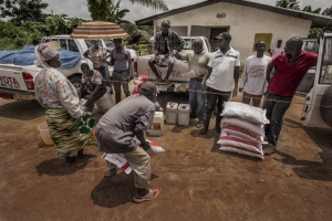 فيروس الإيبولا يدفع مئات الآلاف لمواجهة الجوع في ثلاثة بلدان متضررة