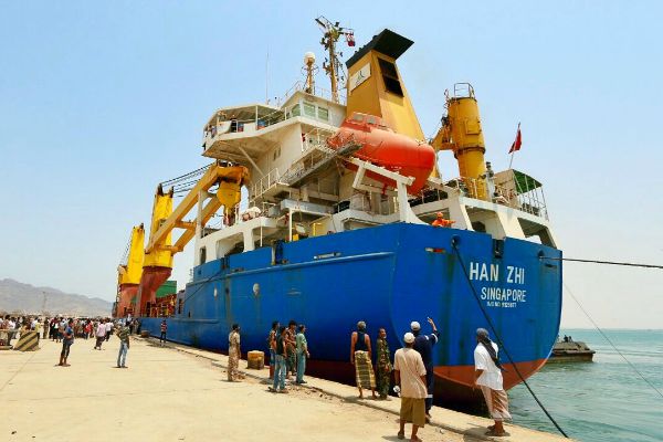أول سفينة لبرنامج الأغذية العالمي تحمل مساعدات غذائية ترسو في ميناء عدن مع تزايد الاحتياجات الإنسانية في اليمن