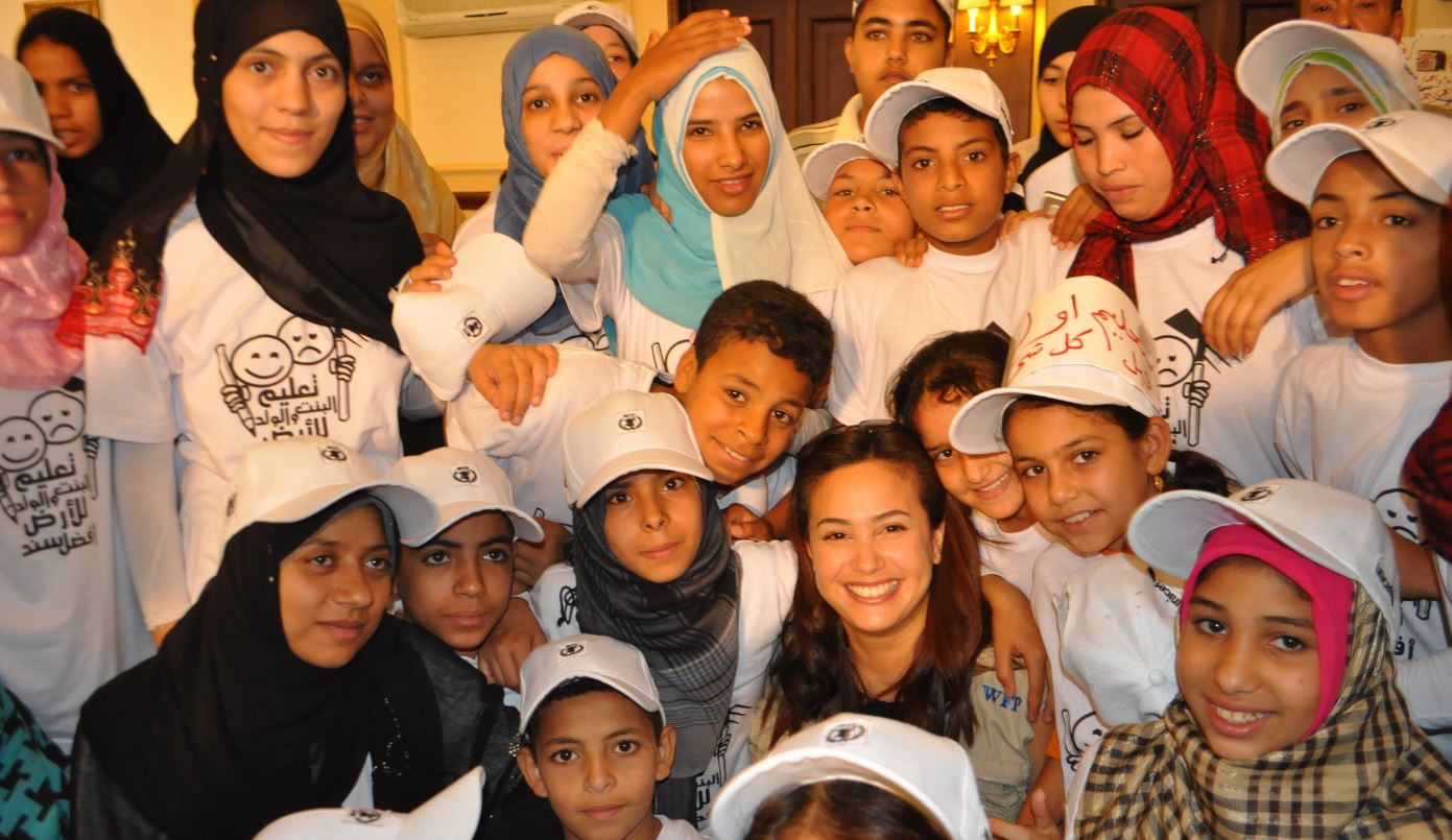 الفنانة هند صبري خلال زيارتها إلى إحدى المدارس بالفيوم في مصر. صورة: برنامج الأغذية العالمي