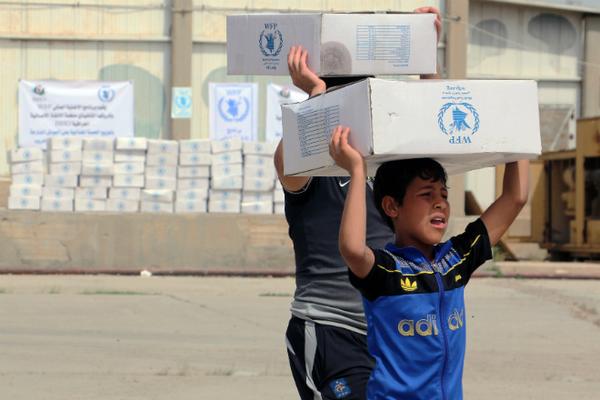 برنامج الأغذية العالمي يقدم مساعدات لعشرات الآلاف من العراقيين الفارين من أزمة الرمادي في محافظة الأنبار