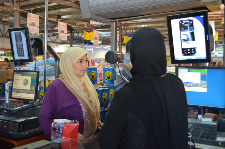 برنامج الأغذية العالمي يقدم تكنولوجيا بصمة العين المبتكرة لتوفير المساعدات الغذائية للاجئين السوريين في مخيم الزعتري