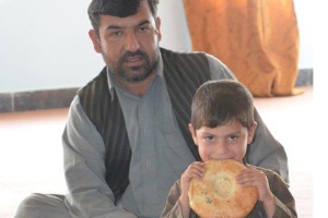 برنامج الأغذية العالمي يبدأ في تقديم المساعدات الإنسانية للأسر الفارة من القتال في كندز بأفغانستان