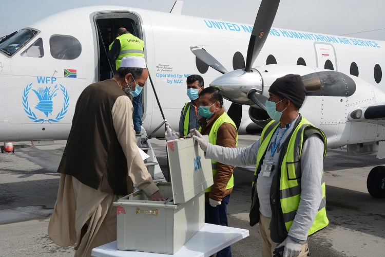 النقل الجوي التابع لبرنامج الأغذية العالمي في أفغانستانز صورة: برنامج الأغذية العالمي/جورج دياز