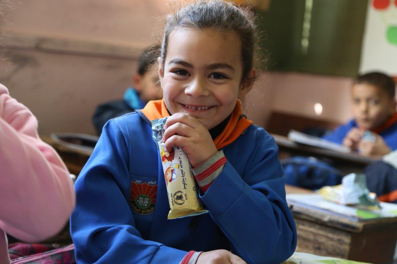 برنامج الأغذية العالمي يبدأ إنتاج البسكويت بالتمر محلياً في سوريا من أجل مشروع التغذية المدرسية