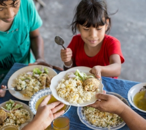برنامج الأغذية العالمي يطلق مسابقة لأفضل صورة لاجتماع الأسر على موائد الطعام بمشاركة الشيف جيمي أوليفر