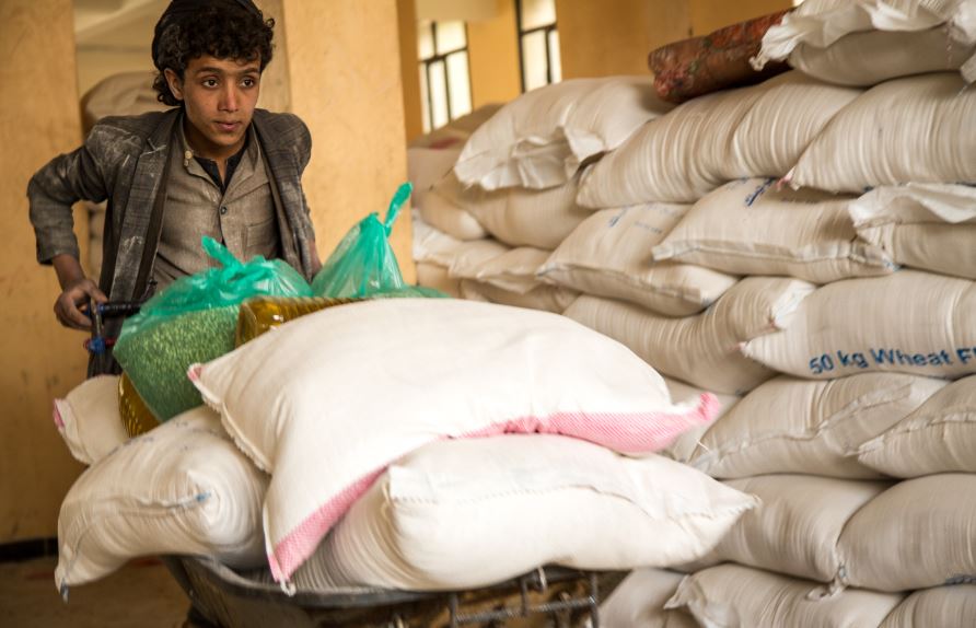 برنامج الأغذية العالمي يتمكن من الوصول إلى مخزون القمح الذي يحتاجه الجوعى بشدة في اليمن
