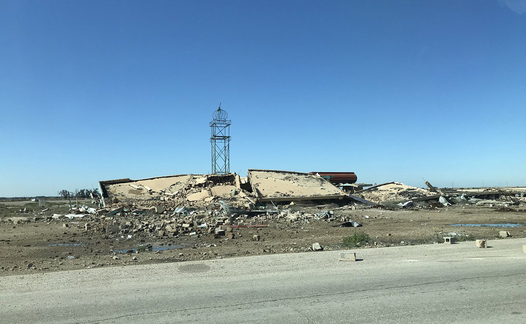 لوحات إعلانية تناثرت حولها بقايا الحرب، هناك بوادر للسلام الذي يحاول أن يحل في العراق. صورة: برنامج الأغذية العالمي/ديفيد أور لوحات إعلانية تناثرت حولها بقايا الحرب، هناك بوادر للسلام الذي يحاول أن يحل في العراق. صورة: برنامج الأغذية العالمي/ديفيد أور