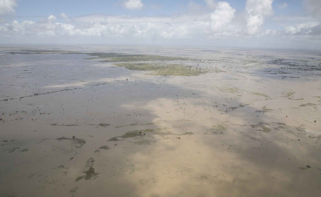 تبدو المناطق التي غمرتها مياه الفيضانات بسبب الأمطار الغزيرة في أعقاب إعصار إيدي وكأنها "محيطات داخلية". الصورة: برنامج الأغذية العالمي / ماركو فراتيني