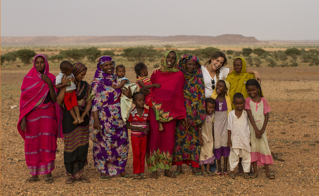 جابريللا في صحراء السودان مع إحدى الأسر التي كانت تتبعها لالتقاط الصور. صورة: برنامج الأغذية العالمي/جابريللا فيفاكوا