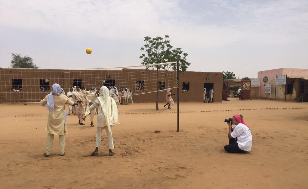 جابريللا تقوم بما تتميز في عمله وقد التقطت الصورة الأولى من زاوية مختلفة أثناء عملها في السودان. الصورة الأولى: برنامج الأغذية العالمي/أحمد الخليل 