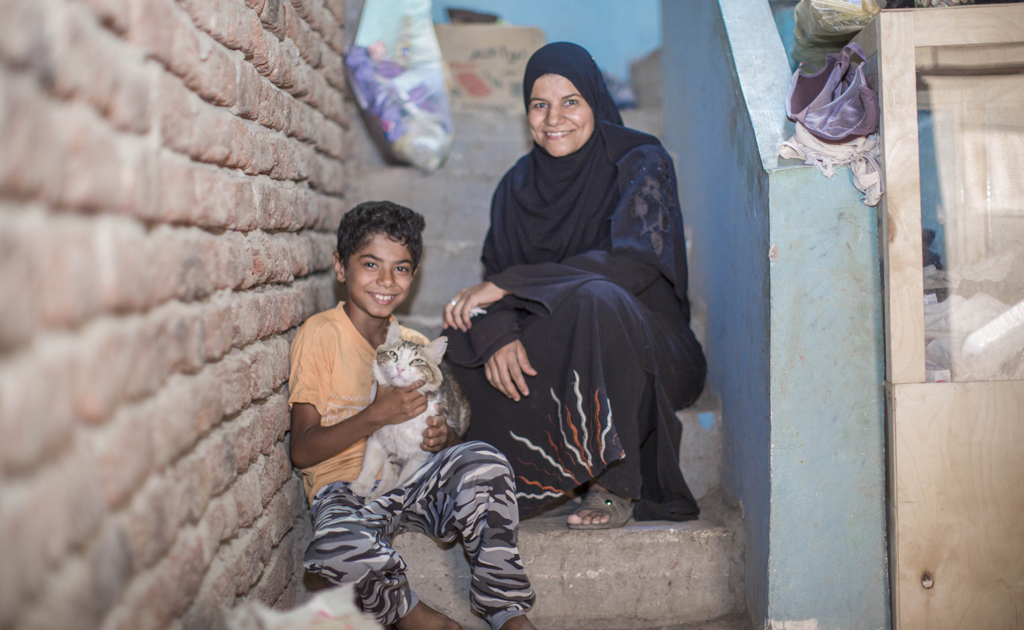 سيدة مع ابنها الأصغر عبد الله. صورة: برنامج الأغذية العالمي/محمد جمال
