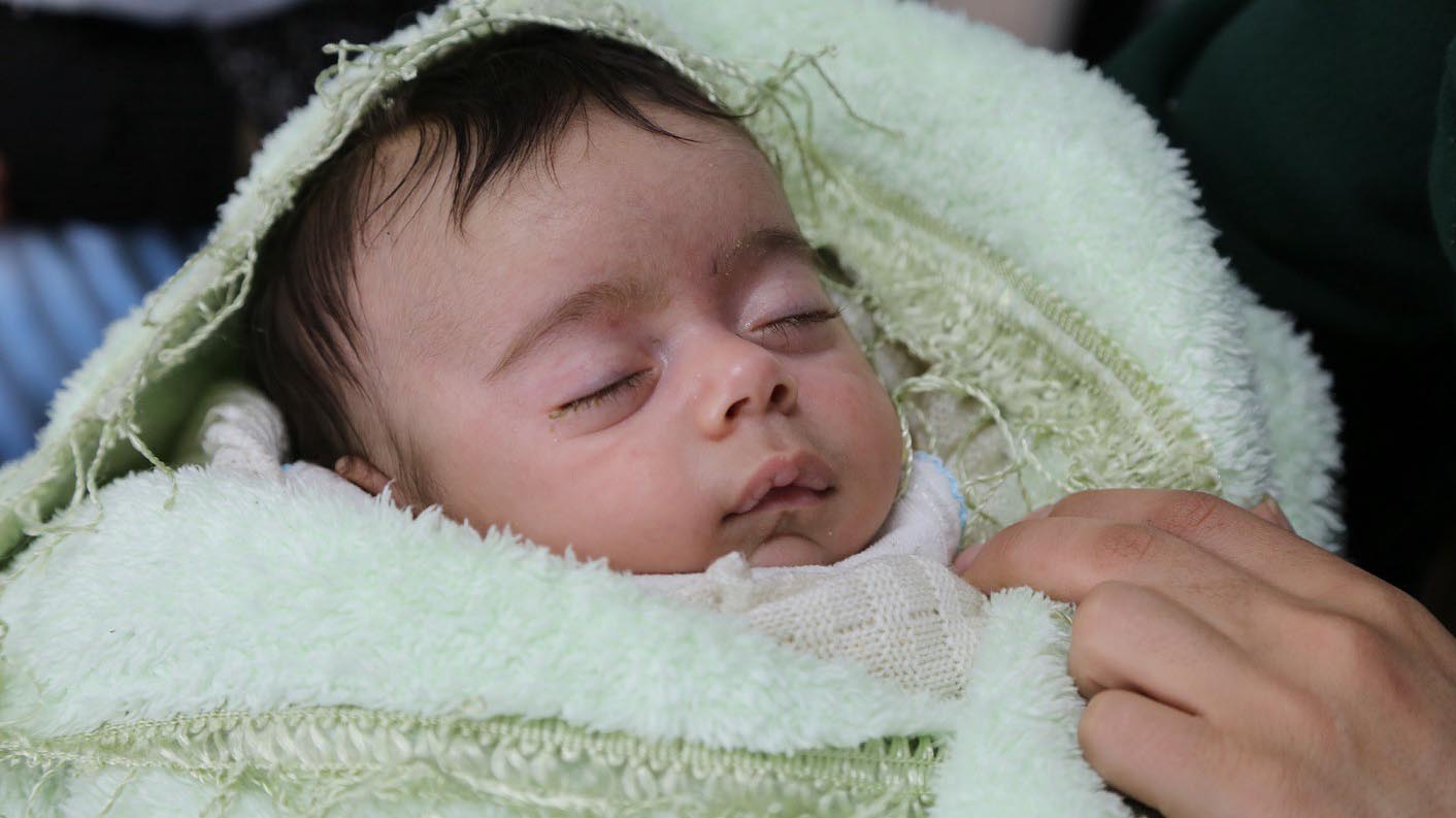 تتلقى فضة وطفلتها بتول العلاج حاليًا. الصورة: برنامج الأغذية العالمي/حسام الصالح