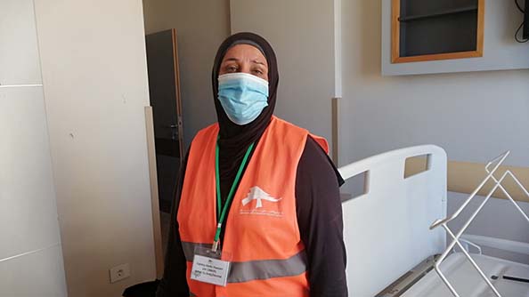 فاطمة حسين واحدة من متطوعي برنامج الأغذية العالمي ومشروع التحريج في لبنان الذين يعملون بجد، مما يساعد على إعادة تشغيل مستشفى روزير في منطقة الجميزة. الصورة: برنامج الأغذية العالمي / إدمون خوري