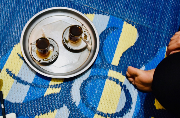 أكواب الشاي العراقي اللذيذ. صورة: برنامج الأغذية العالمي/شارون رابوز