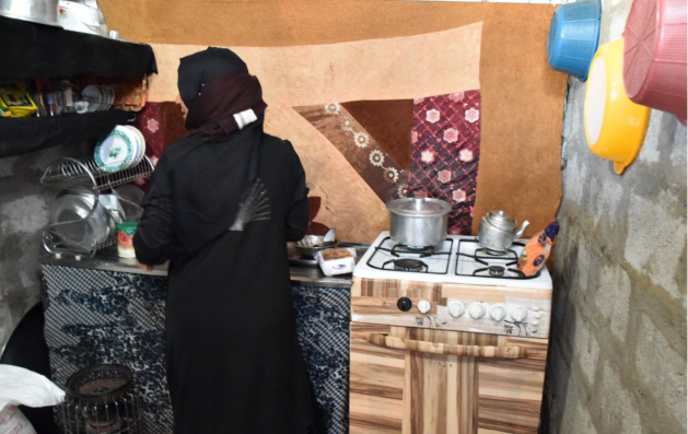 تطهو خازوريا وجبة الغداء في مطبخ العائلة. صورة: برنامج الأغذية العالمي/شارون رابوز