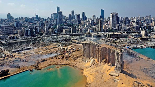 خسارة 120 ألف طن متري من المواد الغذائية جراء انفجار يوم الثلاثاء 4 أغسطس الذي دمر ميناء بيروت. الصورة: وكالة فرانس برس