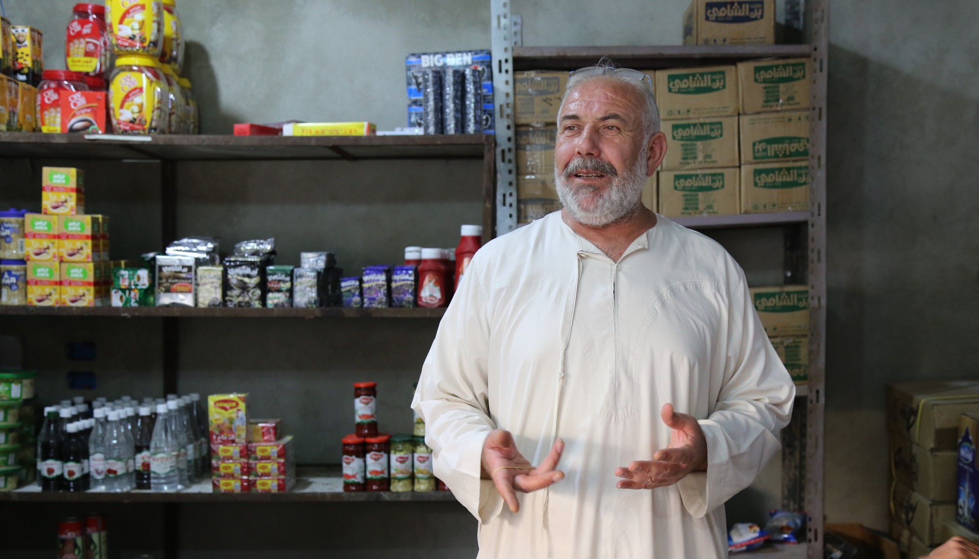 يقول محمد: إن توفر مخزون دائم من السلع يمثل تكلفة باهظة على أي متجر مثل متجره. الصورة: برنامج الأغذية العالمي/جيسيكا لوسون 